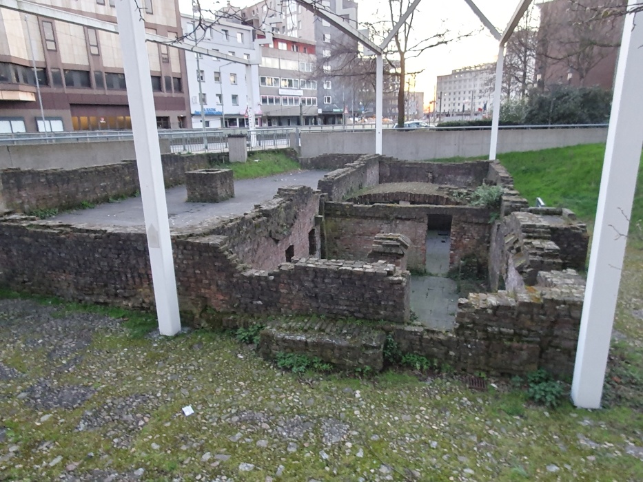 市庁舎の直ぐ後ろに有るローマ時代の遺跡。
